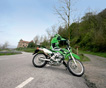 Мотоцикл двойного назначения Kawasaki KLX250 теперь в двух расцветках!